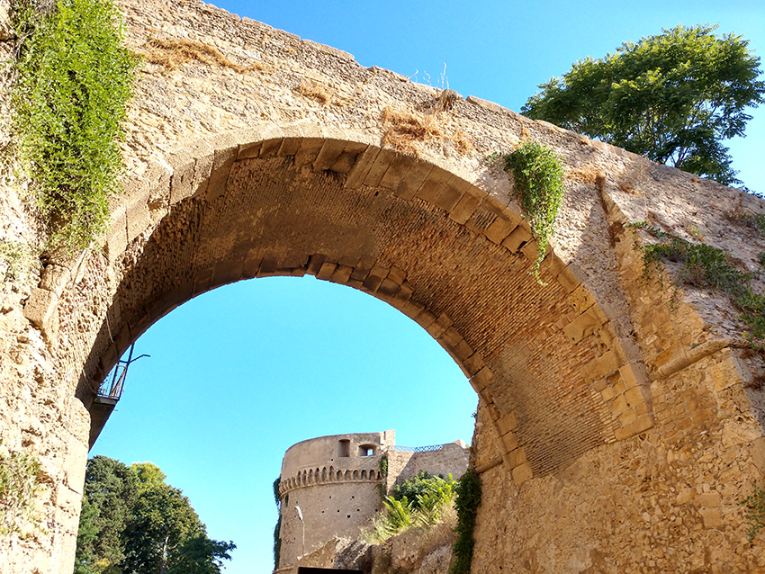 Die kalabrische Küste am ionischen Meer rund um die Stadt Crotone